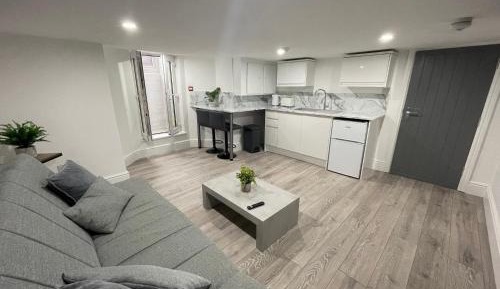 Basement Suite With Spa Bath (Height Restriction 5'10)
