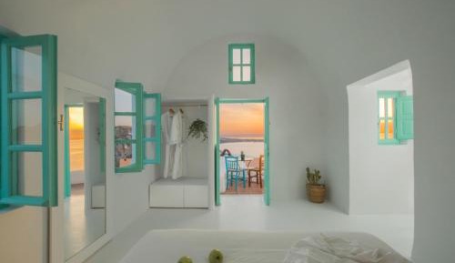 Suite with Panoramic Caldera View