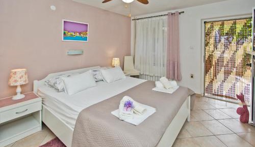 Studio Apartment with Terrace