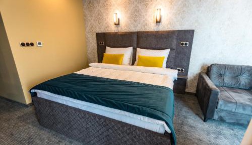 Deluxe Double Room (2 Adults + 1 Child)