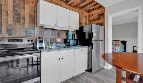 Queen Room with Canal View and Kitchen