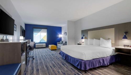 King Suite with Bath Tub - Disability Access