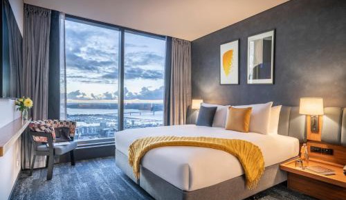 Standard King Room with Bay View 
