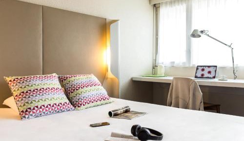 Standard Room - 1 Queen Bed