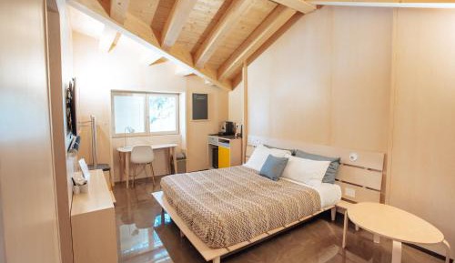 Deluxe Room (2 Adults + 1 Child)