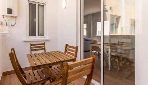 Superior 1BR 1BT & Private Balcony