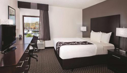 1 Queen Bed, Exterior Room, Non-Smoking
