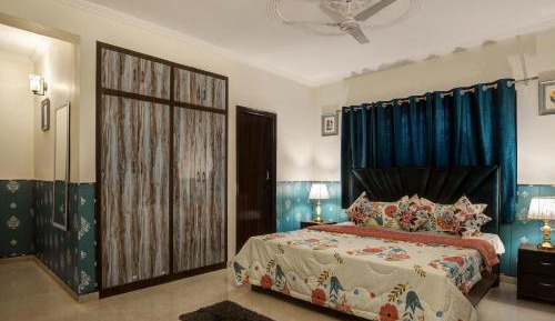 Deluxe Double Room (2 Adults + 1 Child)