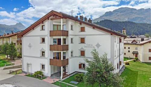 Apartment with Mountain View
