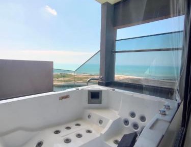Penthouse Seaview Apartment with Jacuzzi