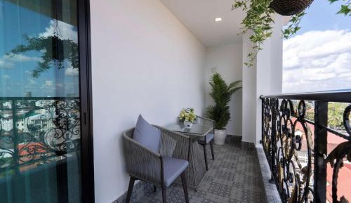 Suite King Room with River View – Non-Smoking