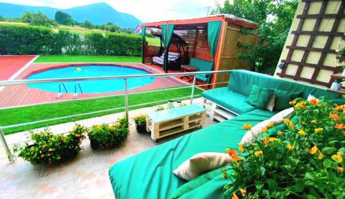 Queen Suite with Pool View