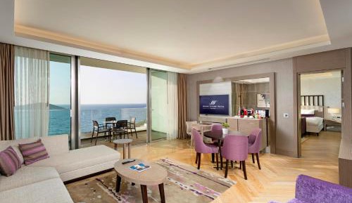 One Bedroom Suite with Sea View