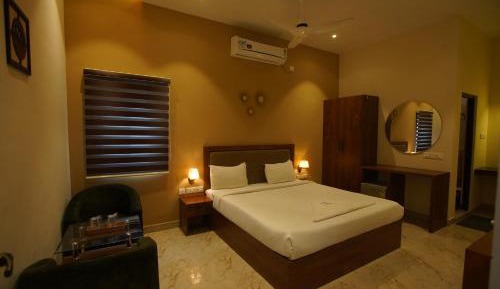 Deluxe Double Room (2 Adults + 1 Child)