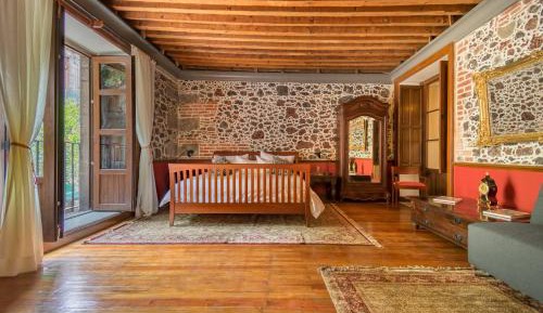 Deluxe King Suite