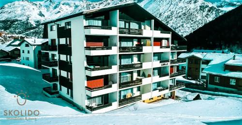 Apartment with Mountain View