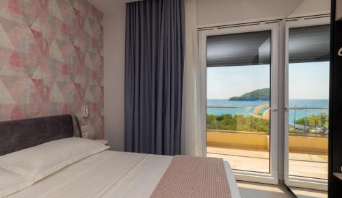 Deluxe Double Room (2 Adults + 1 Child)