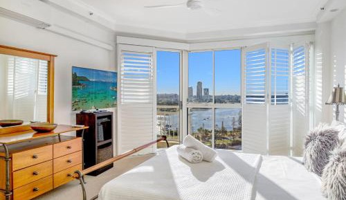 Deluxe Three-Bedroom Apartment
