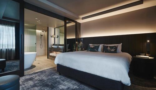 Deluxe Executive Suite with One King Bed and Lounge Access - High Floor Views
