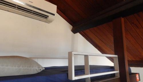 Cama em Dormitorio Masculino com 8 Camas e Ar Condicionado
