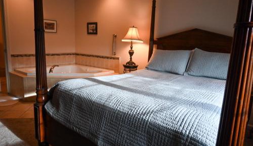 Deluxe Queen Suite