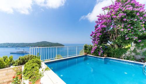 Six Bedroom Villa with Swimming Pool and Sea View