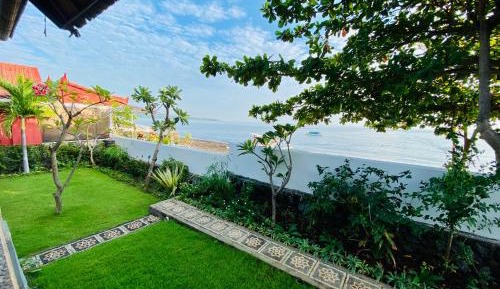 Beach-front Bungalow with Ocean View