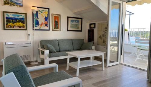 Apartment with Balcony and Sea View