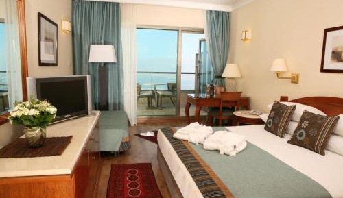 Premium Queen Room with Furnished Balcony and Bay View