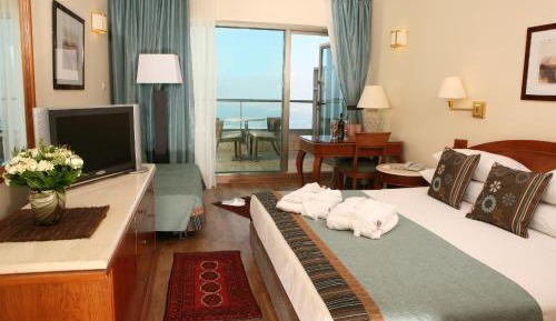 Premium Queen Room with Sofa Bed and Furnished Balcony - Bay View