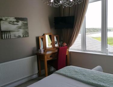 Deluxe Double Room with Side Sea View