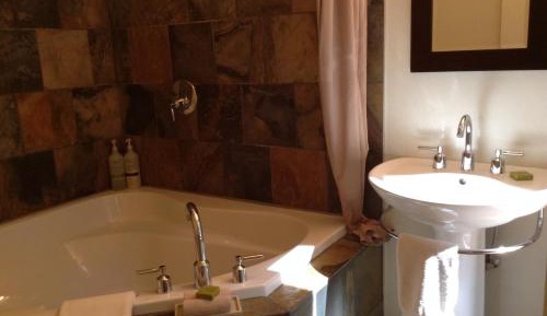 Queen Suite with Spa Bath