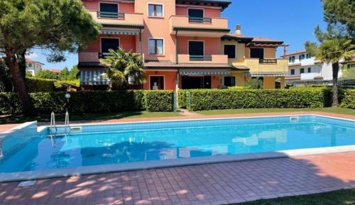 Apartment with Pool View 
