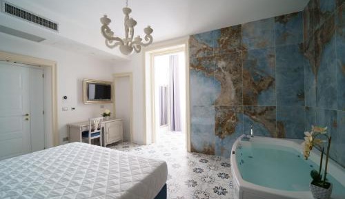 Deluxe Suite with Spa Bath