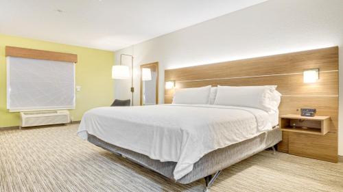 King Room - Hearing Accessible - Roll-in Shower