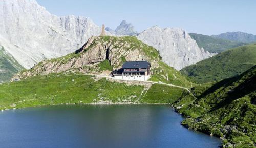 Apartment with Mountain View