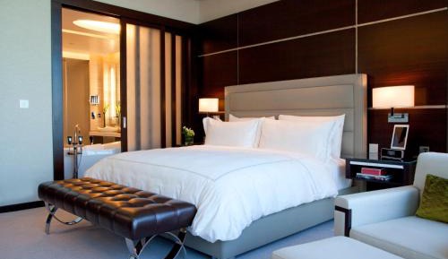 Manor Club King Room - Waterfront View