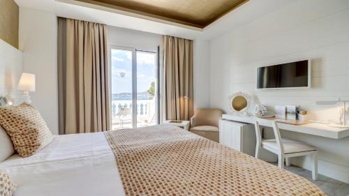Double Room with Balcony and Sea View