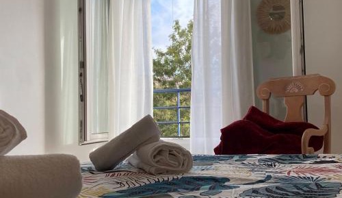 Room with Shared bathroom and Views - Large Bed