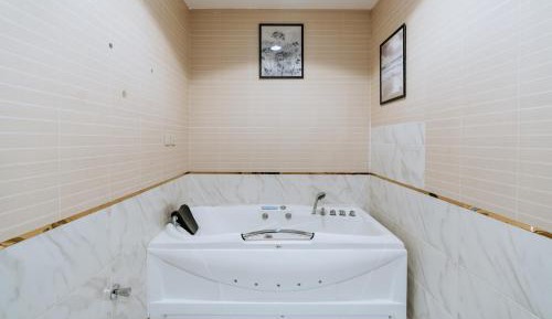 Deluxe Suite with Spa Bath