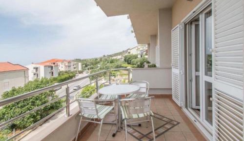 One Bedroom Apartment with Balcony and Sea View