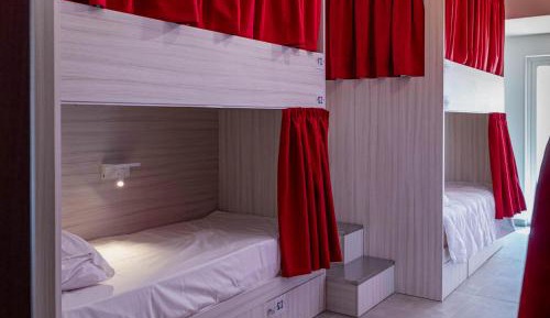 Bed in 7 -Bed Mixed Dormitory Room with Balcony and Inner Courtyard View