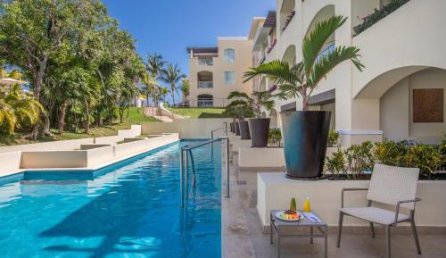 Grand Swim Up Suite Garden View