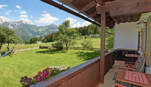 Apartment with Mountain View