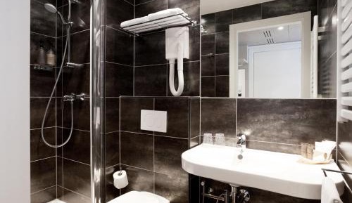 Double Economy Queen Room with Limited View