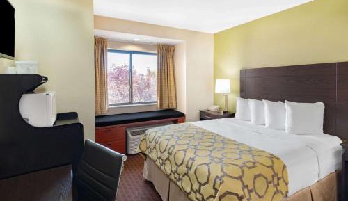 King Room with Bath Tub - Mobility Accessible/Non-Smoking