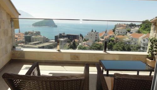 Two-Bedroom Apartment with Balcony and Sea View