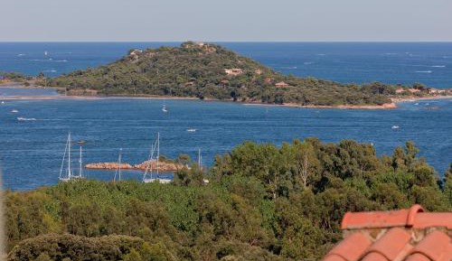 One-Bedroom Apartment with Sea View