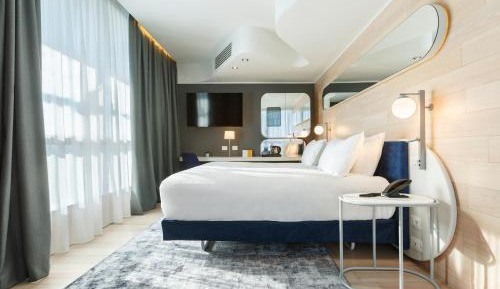 Premium Corner King Room with City View