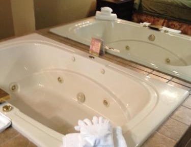 Jetted Tub Room with 1 King Bed